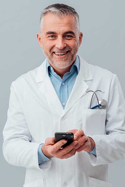 мужчина врач с мобильным телефоном в руке